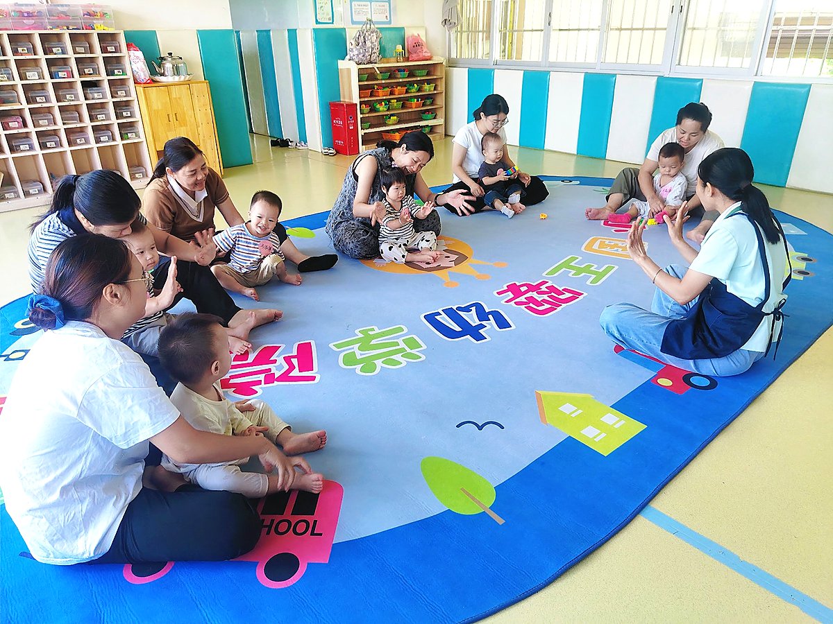 公益亲子早教课堂实拍：家长与幼儿围坐互动