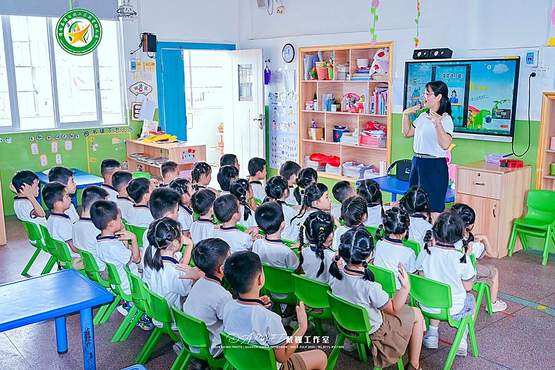 科学幼小衔接课堂教学实拍——老师示范、小朋友专注聆听