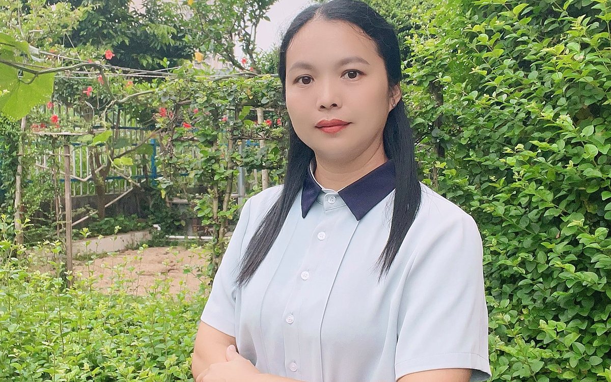 包雪玲后勤负责人在园内绿植前的个人肖像
