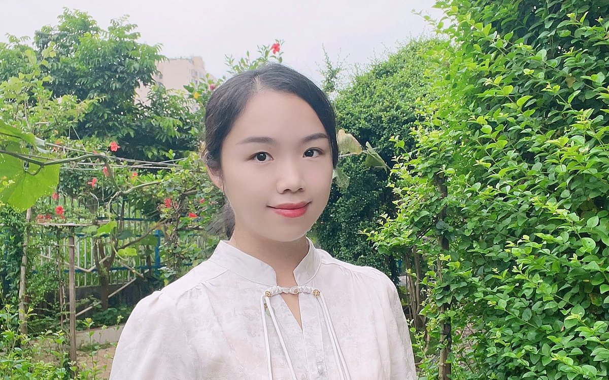 冯雁教学园长在园内绿植花架前的个人肖像